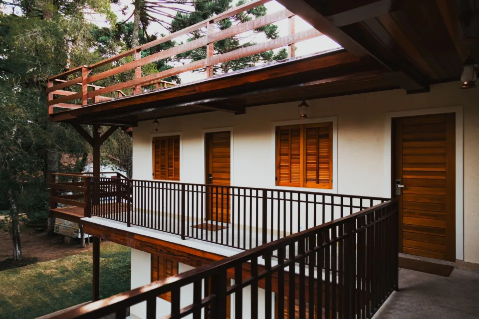 Sân và khu ngồi nghỉ